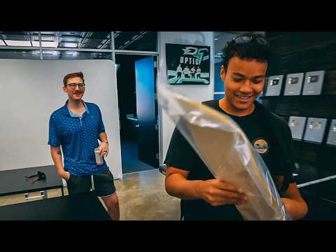 Hecz Gives Huke His Trophy From The Cod 4 Invitational!