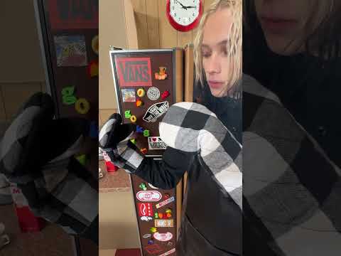 Nettspend in the kitchen with the Vans Holiday Collection.